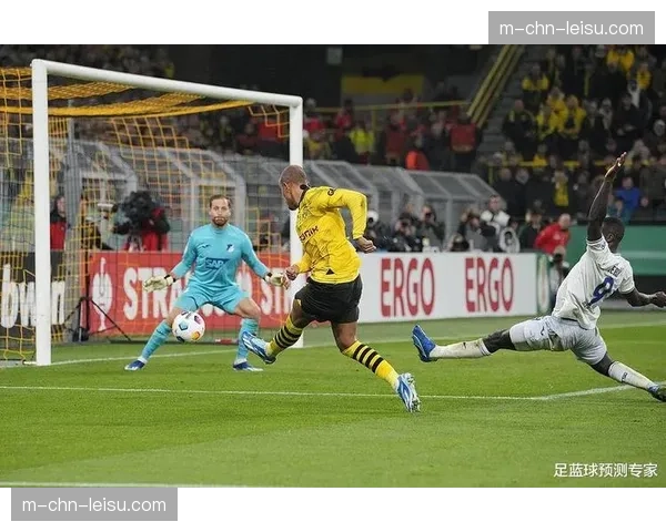 中场快评:多特蒙德控球率达65%但进攻缺乏效率 中场快评:多特蒙德控球率达65%但进攻缺乏效率