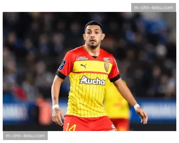 朗斯俱乐部宣布与队内头号定位球主罚手完成续约，违约金条款大幅提升