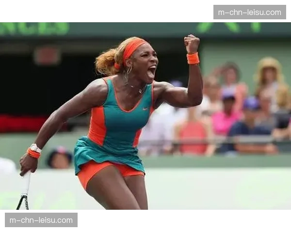 特写:教练后台怒吼指导与运动员台上平静举铃的鲜明对比