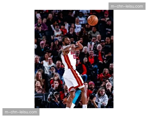 末节关键回合,热火阿德巴约抢断后自己推进,助攻底角希罗命中三分 末节关键回合,热火阿德巴约抢断后自己推进,助攻底角希罗命中三分